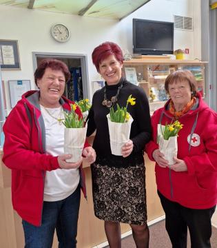 Prostovoljke RK Ravne in Kotlje ob Dnevu žena obiskale domove starejših (5)